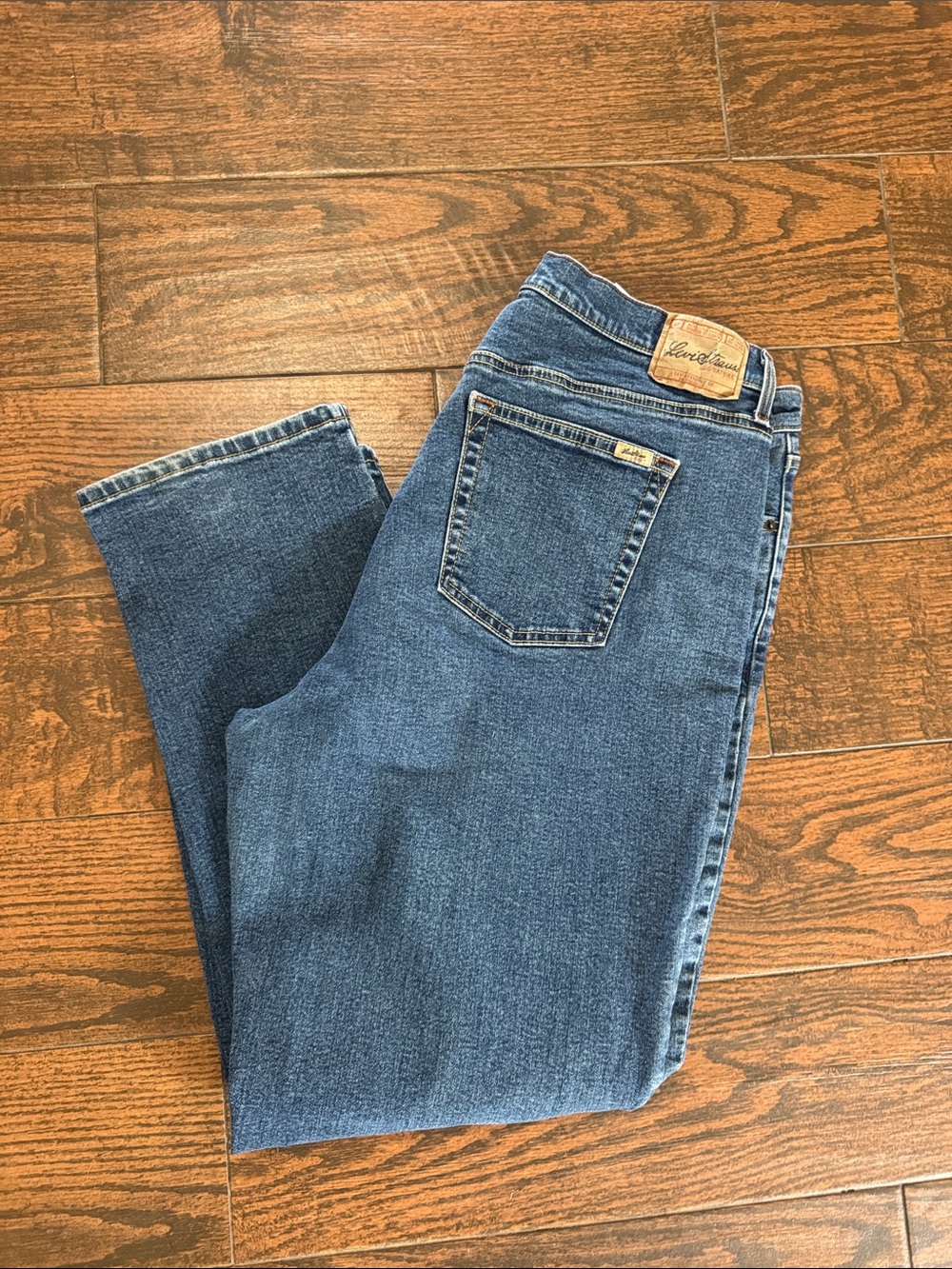 Levi's Straight Leg Women's Jeans in Medium Blue Denim